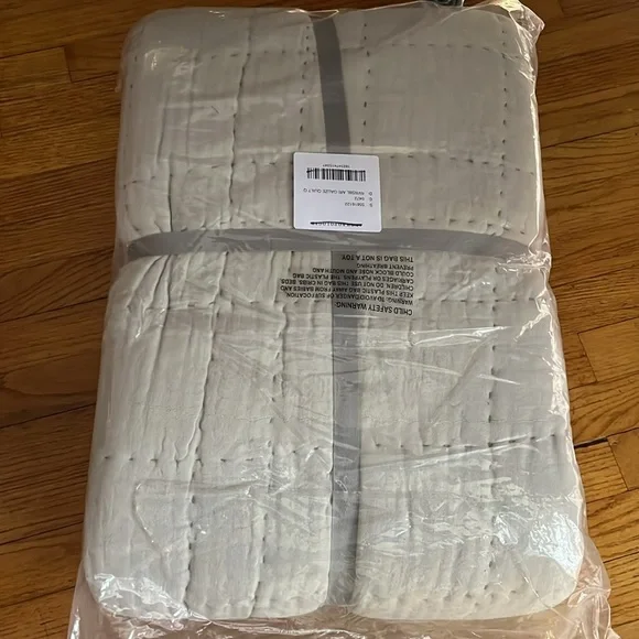 Anthropologie Reversible Airy Gauze Quilt Queen NWT
